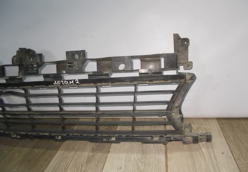 Решетка переднего бампера бу Renault Logan 2 OEM 622542439R