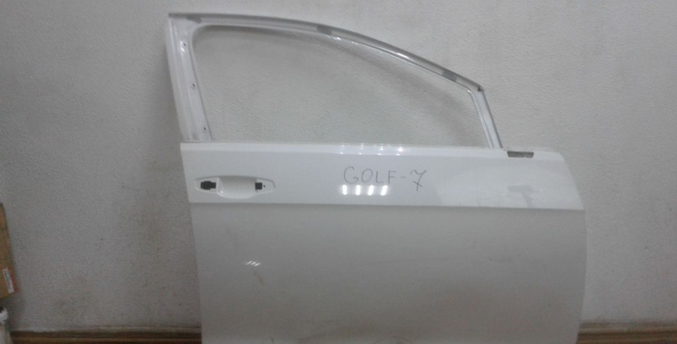 Дверь передняя правая Volkswagen Golf 7 oem 5G4831056AK (вмятина)