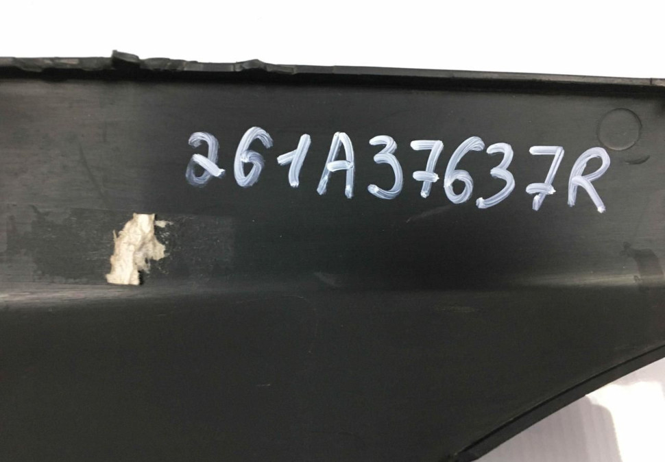 Решетка противотуманной фары левая Renault Logan 2 рестайлинг OEM 261A37637R Решетка противотуманной фары левая Renault Logan 2 рестайлинг OEM 261A37637R