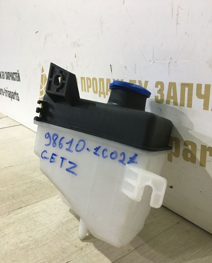 Бачок омывателя Hyundai Getz 2002-2006 oem 986101C021 Бачок омывателя Hyundai Getz 2002-2006 oem 986101C021