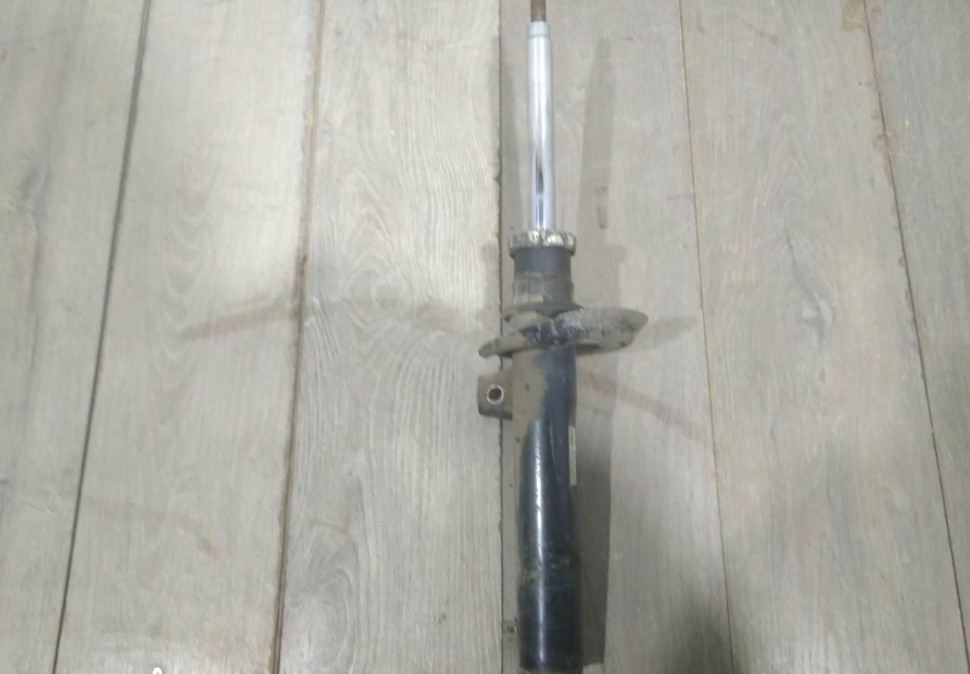 Амортизатор передний левый бу Skoda Yeti OEM 3C0413031BA Амортизатор передний левый бу Skoda Yeti OEM 3C0413031BA