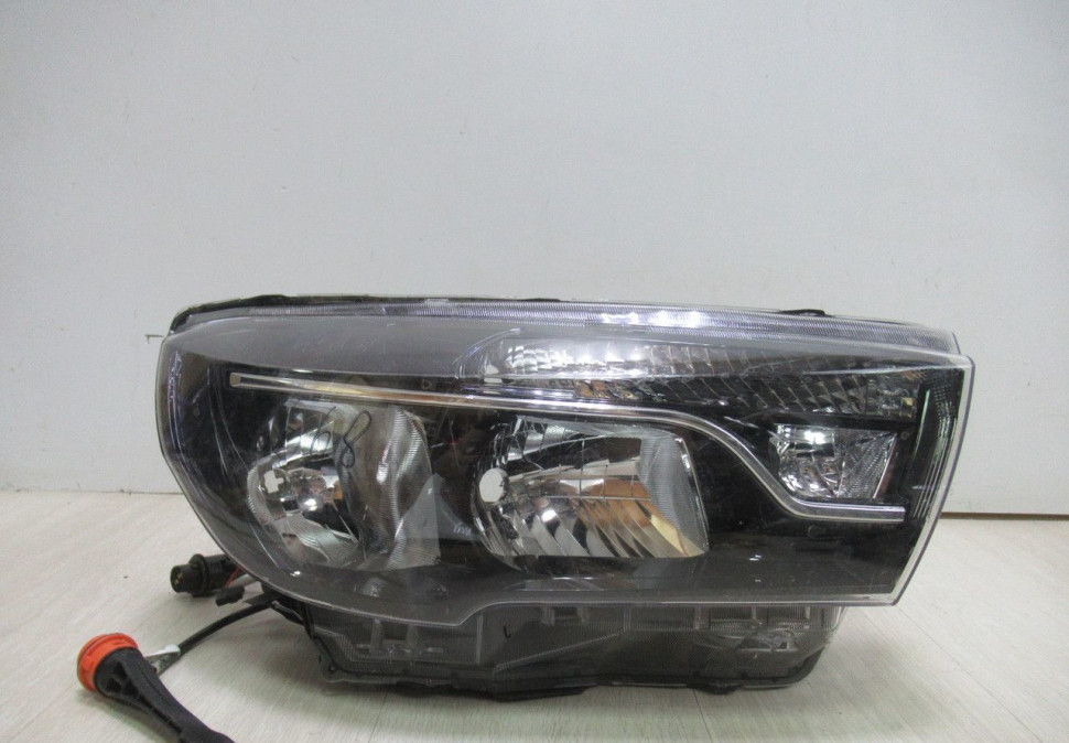 Фара правая Lada Vesta oem 8450006952 (слом. 3 креп.) (слом.корп) (скл-3)