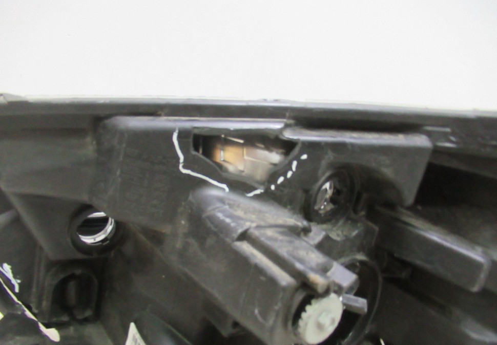 Фара правая Lada Vesta oem 8450006952 (слом. 3 креп.) (слом.корп) (скл-3)