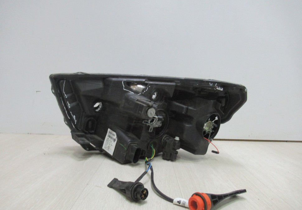 Фара правая Lada Vesta oem 8450006952 (слом. 3 креп.) (слом.корп) (скл-3)