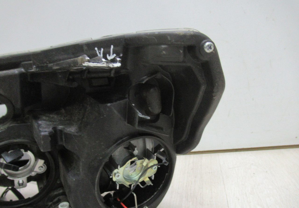 Фара правая Lada Vesta oem 8450006952 (слом. 3 креп.) (слом.корп) (скл-3)