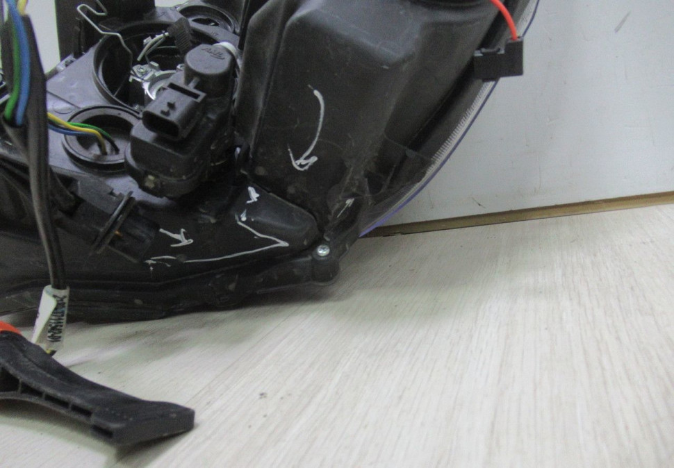 Фара правая Lada Vesta oem 8450006952 (слом. 3 креп.) (слом.корп) (скл-3)