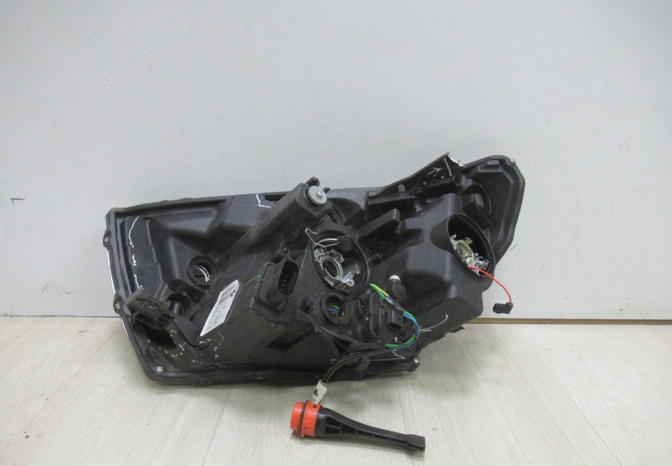 Фара правая Lada Vesta oem 8450006952 (слом. 3 креп.) (слом.корп) (скл-3)