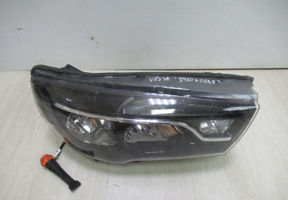 Фара правая Lada Vesta oem 8450006952 (слом. 3 креп.) (слом.корп) (скл-3)