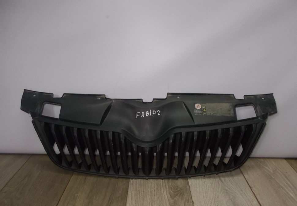 Решетка радиатора бу Skoda Fabia 2 OEM 5J0853668C