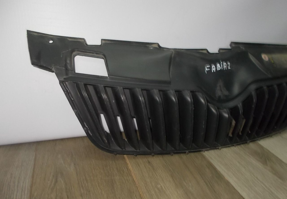 Решетка радиатора бу Skoda Fabia 2 OEM 5J0853668C Решетка радиатора бу Skoda Fabia 2 OEM 5J0853668C