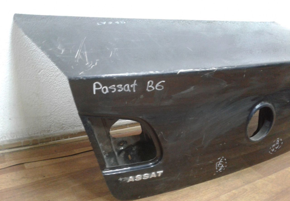 Крышка багажника Volkswagen Passat B6 (мал. вмятины)
