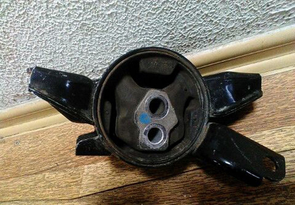 Подушка двигателя левая Hyundai Solaris (10>) oem 218321r200