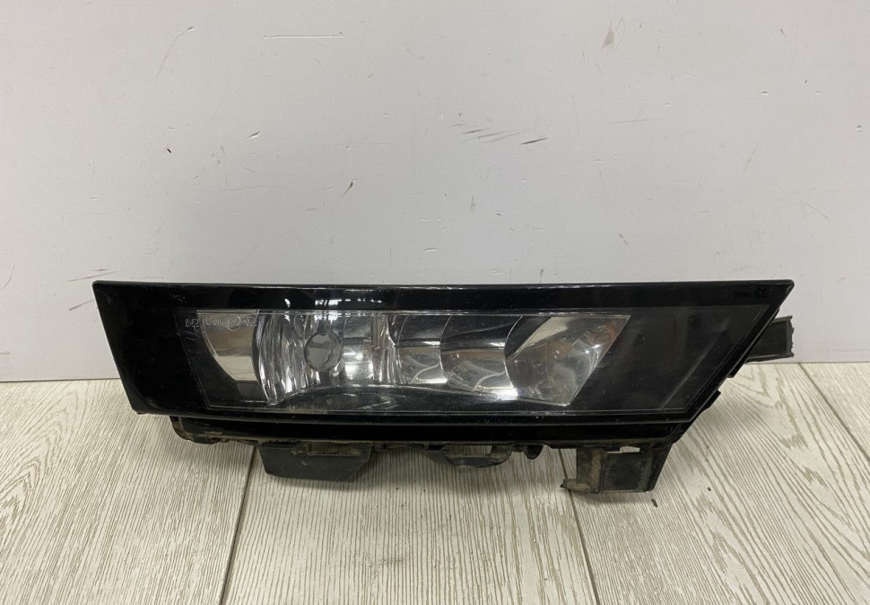Фара противотуманная левая Skoda Rapid рестайлинг OEM 5JA941699D