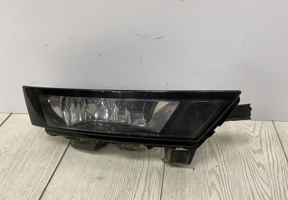 Фара противотуманная левая Skoda Rapid рестайлинг OEM 5JA941699D