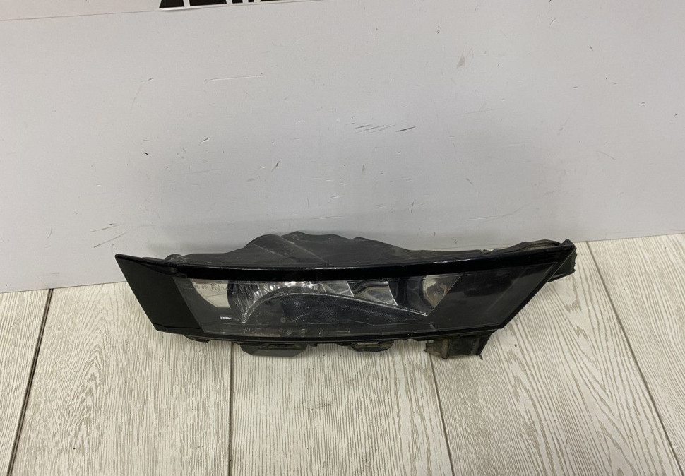 Фара противотуманная левая Skoda Rapid рестайлинг OEM 5JA941699D
