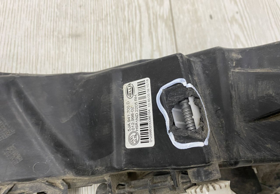 Фара противотуманная левая Skoda Rapid рестайлинг OEM 5JA941699D