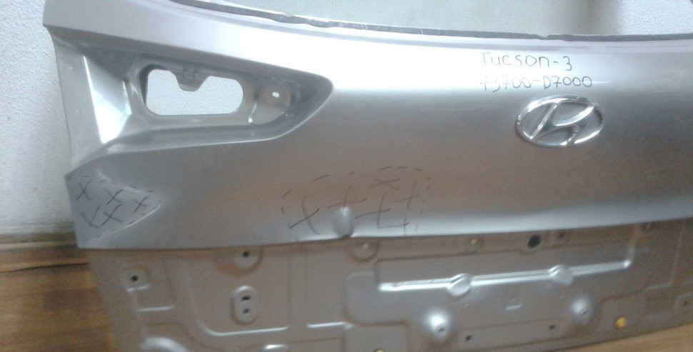 Крышка багажника Hyundai Tucson 3 oem 73700D7000 (вмятина) (скл-3) Крышка багажника Hyundai Tucson 3 oem 73700D7000 (вмятина) (скл-3)