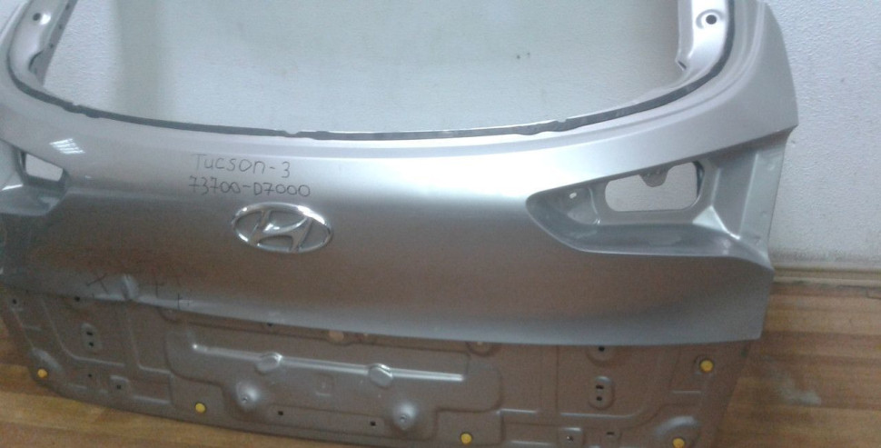 Крышка багажника Hyundai Tucson 3 oem 73700D7000 (вмятина) (скл-3) Крышка багажника Hyundai Tucson 3 oem 73700D7000 (вмятина) (скл-3)