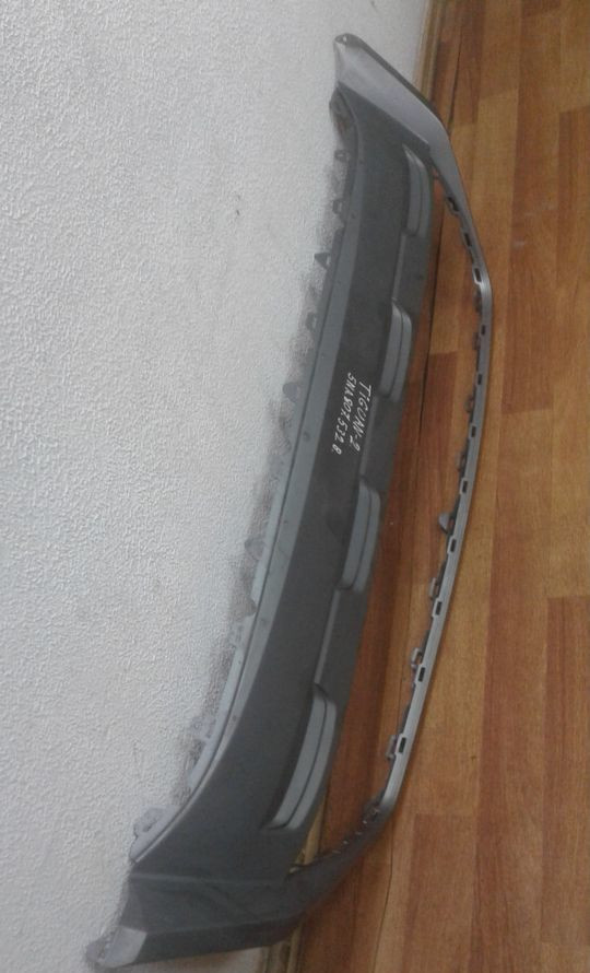Накладка переднего бампера Volkswagen Tiguan 2 oem 5na807532B Накладка переднего бампера Volkswagen Tiguan 2 oem 5na807532B