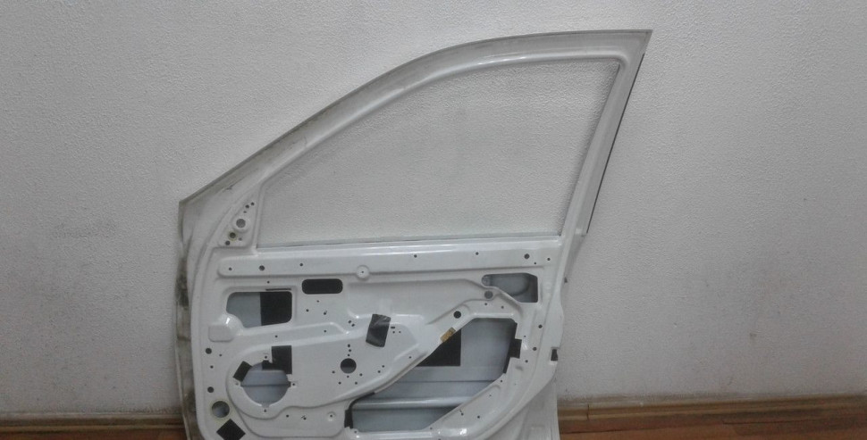 Дверь передняя правая Lada Granta oem 11186100014 (вмятина) (скл-3)