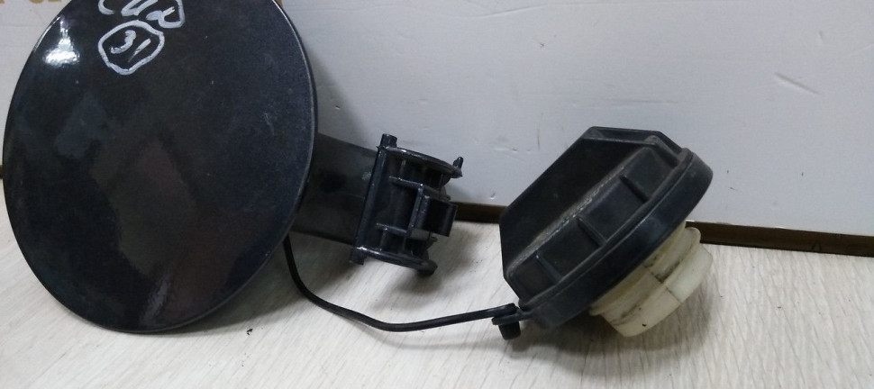 Лючок бензобака Kia Ceed 1 06-12  oem 695101H000