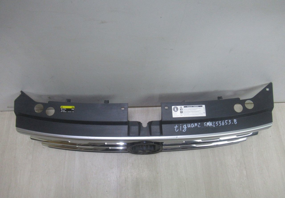 Решетка радиатора Volkswagen Tiguan 2 (17>) oem 5NA853653B
