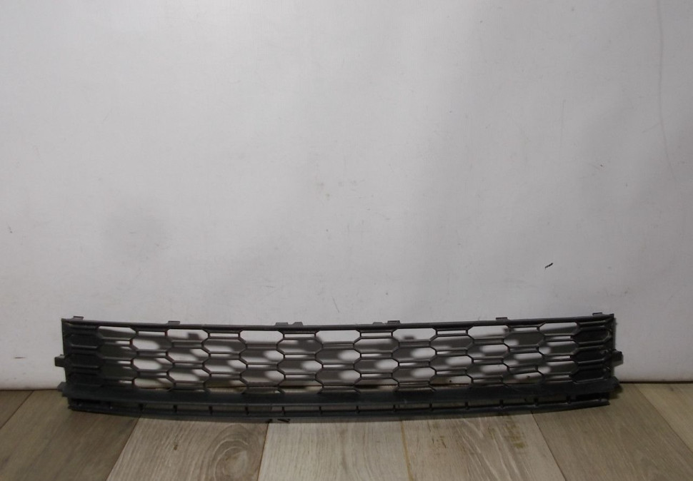 Решетка переднего бампера бу Skoda Rapid рестайлинг OEM 5JA853677C