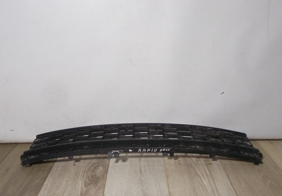 Решетка переднего бампера бу Skoda Rapid рестайлинг OEM 5JA853677C Решетка переднего бампера бу Skoda Rapid рестайлинг OEM 5JA853677C