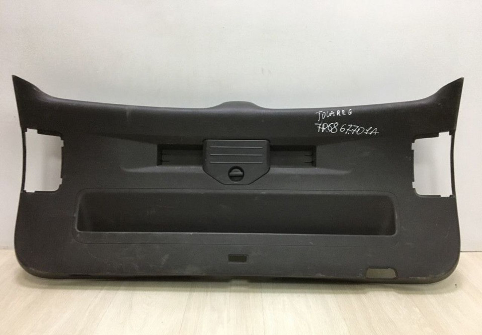 Накладка задней панели багажника Volkswagen Touareg 2 oem 7p6867701a