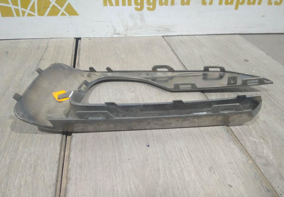 Накладка решетки переднего бампера левая бу BMW X6 F16 OEM 51117319789