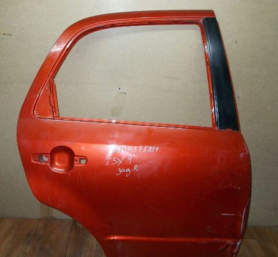Дверь задняя правая бу Suzuki SX4 OEM 6800375811