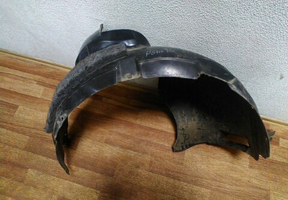 Подкрылок передний правый Volkswagen Polo с трещиной oem 6ru809962