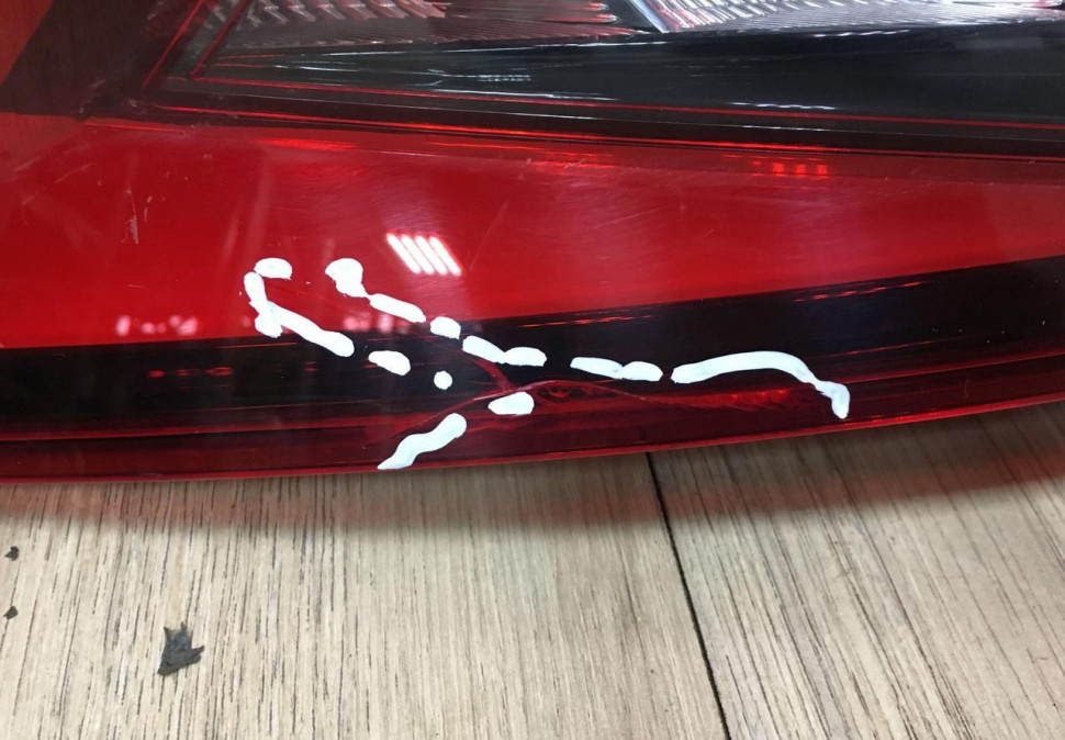Фонарь диодный левый внешний Skoda Kodiaq OEM 565945207A