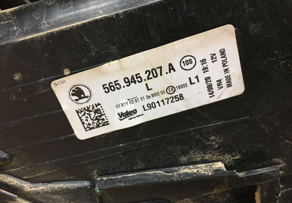 Фонарь диодный левый внешний Skoda Kodiaq OEM 565945207A