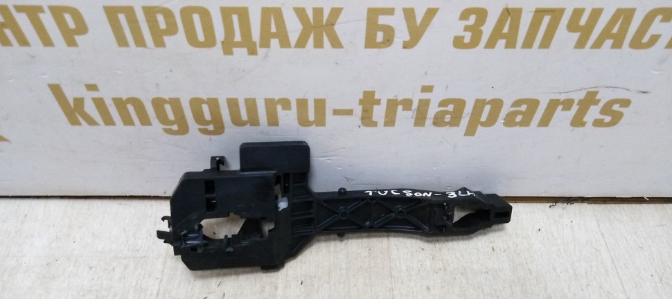 Кронштейн ручки двери передний левый Hyundai Tucson 3 15-20 oem 82655d7000