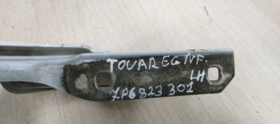 Петля капота левая Volkswagen Touareg Oem 7L6823301B Петля капота левая Volkswagen Touareg Oem 7L6823301B