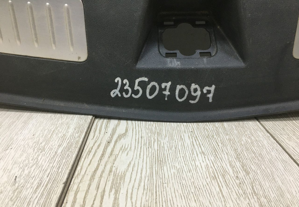 Обивка задней панели Cadillac XT5 2016 oem 23507097 (скл-3) Обивка задней панели Cadillac XT5 2016 oem 23507097 (скл-3)