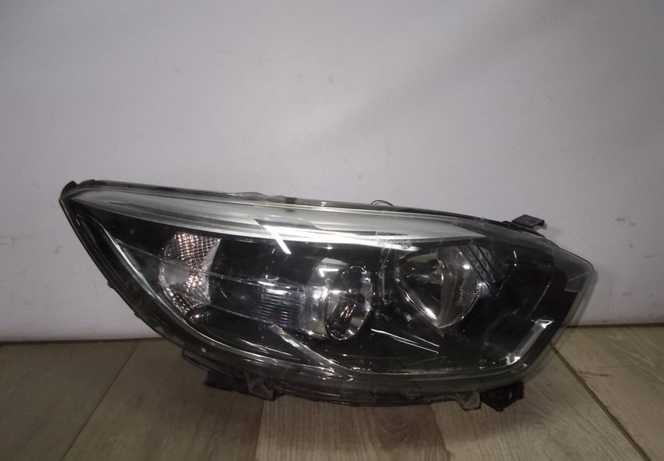 Фара правая бу Renault Kaptur OEM 260108765R