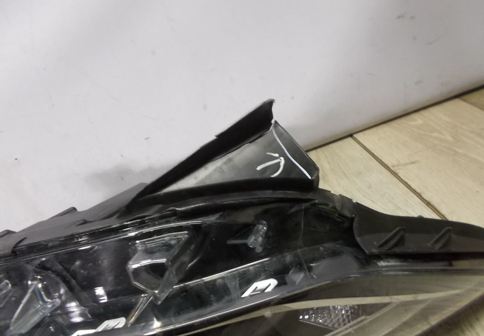 Фара правая бу Renault Kaptur OEM 260108765R