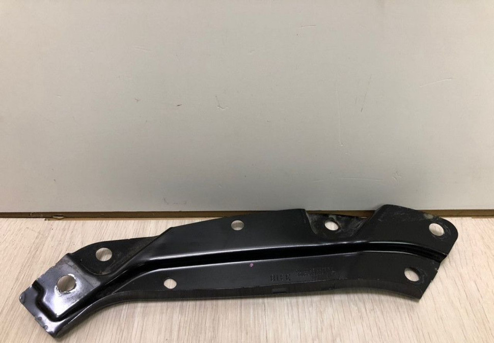 Кронштейн фары правый Volkswagen Polo Oem 6R0805932C Кронштейн фары правый Volkswagen Polo Oem 6R0805932C