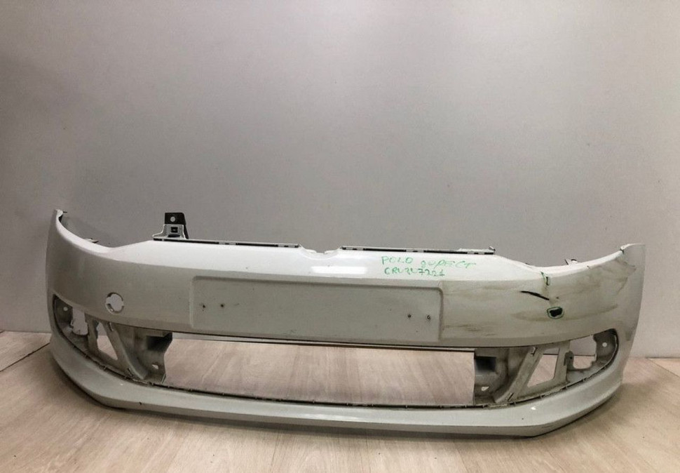 Бампер передний Volkswagen Polo седан до рест Oem 6RU807221(мал.вмят.) ( мал.трещ.) (слом.1креп.)