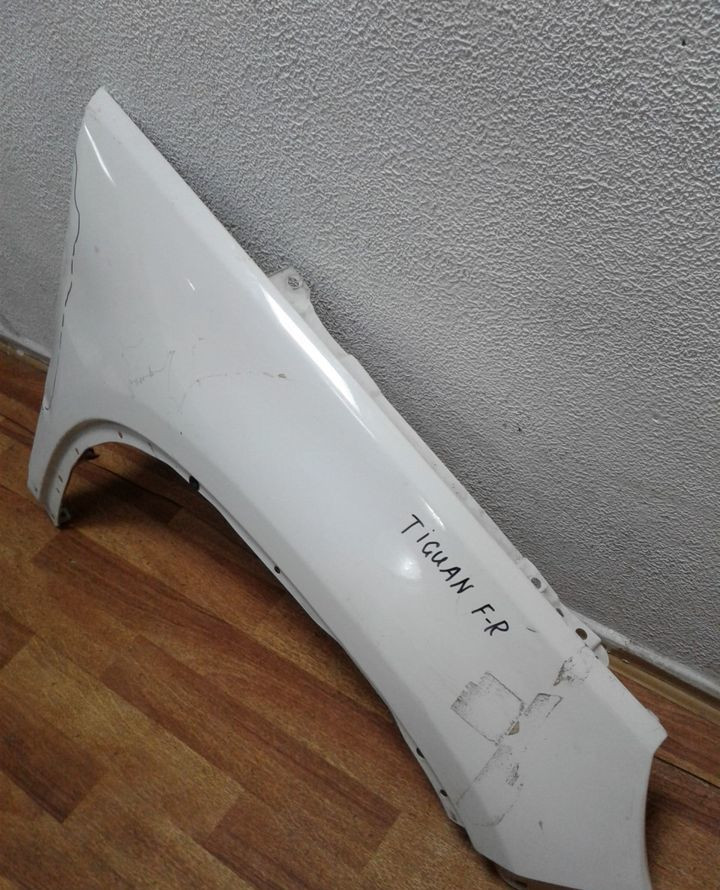 Крыло переднее правое Volkswagen Tiguan (07-16) вмятина