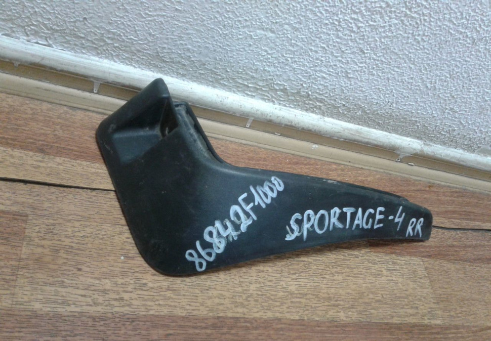 Брызговик задний правый Kia Sportage 4 (16>) oem 86842f1000