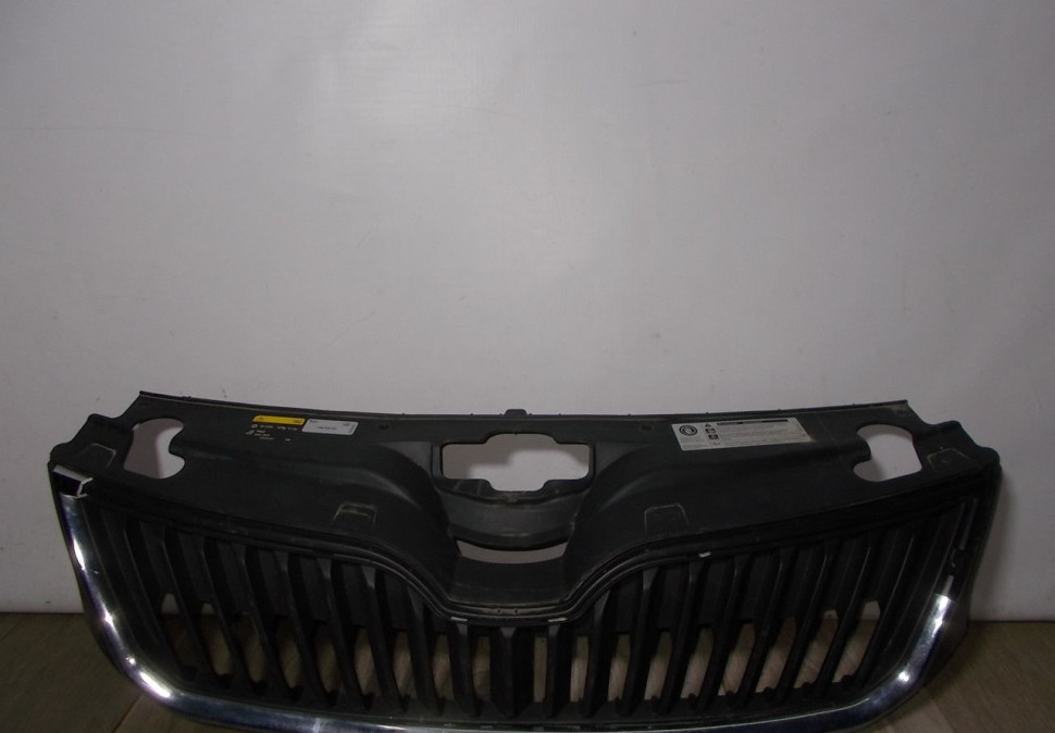 Решетка радиатора бу Skoda Rapid OEM 5JA853668