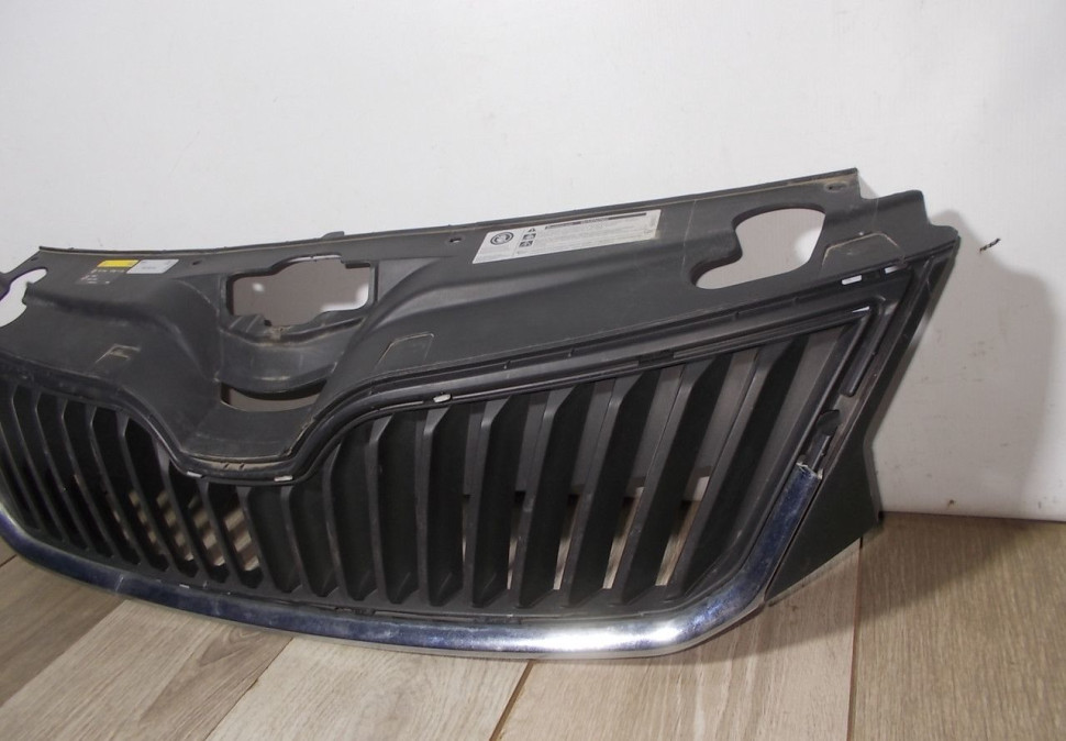 Решетка радиатора бу Skoda Rapid OEM 5JA853668