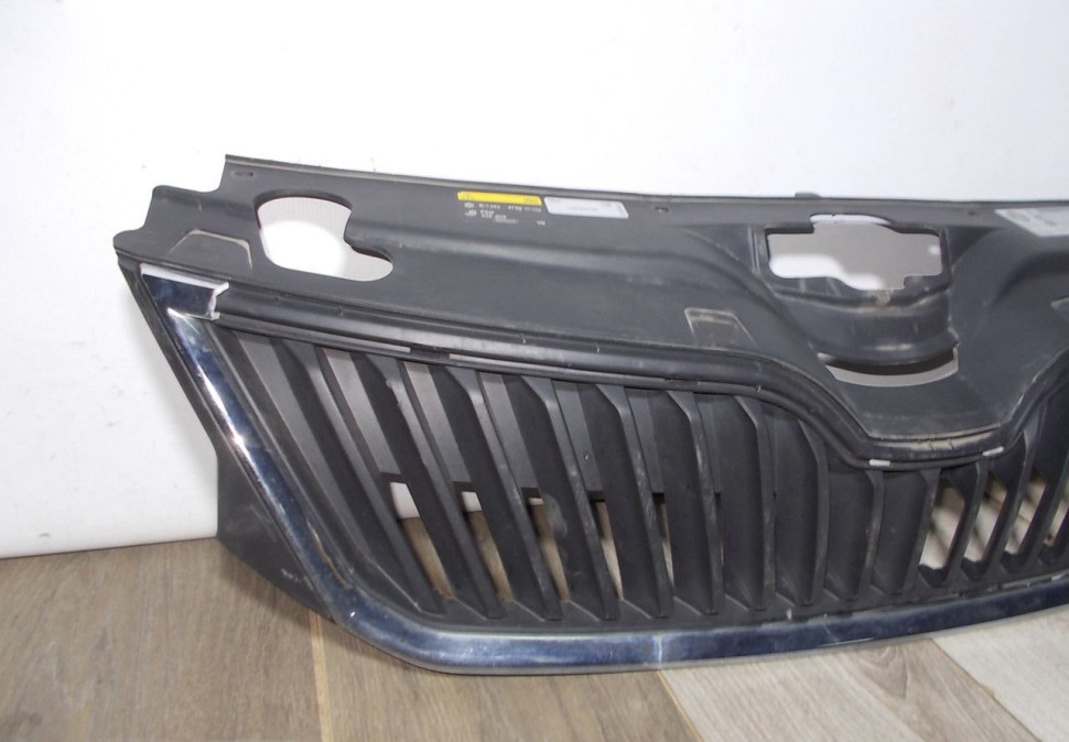 Решетка радиатора бу Skoda Rapid OEM 5JA853668