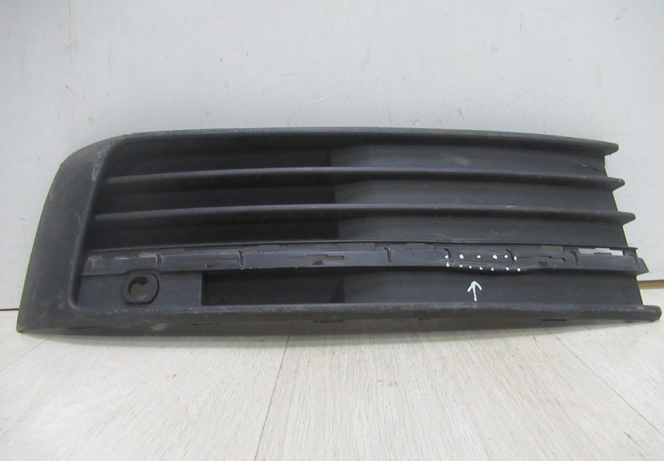 Решетка переднего бампера правая Volkswagen Transporter T6 oem 7e5853684 (трещина)