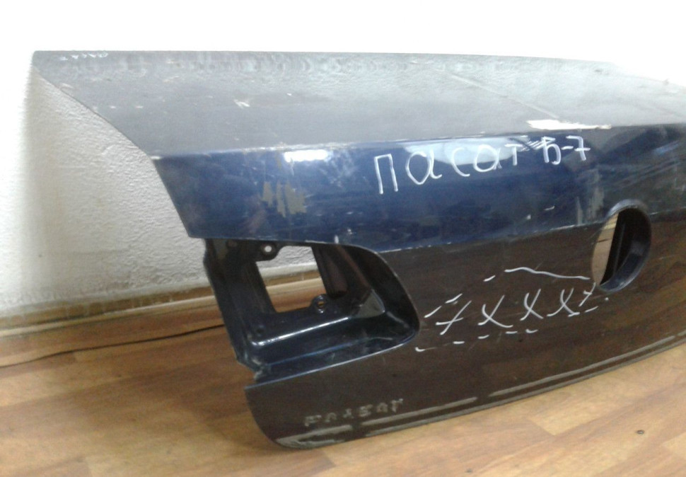 Крышка багажника Volkswagen Passat B7 (вмятина) Крышка багажника Volkswagen Passat B7 (вмятина)