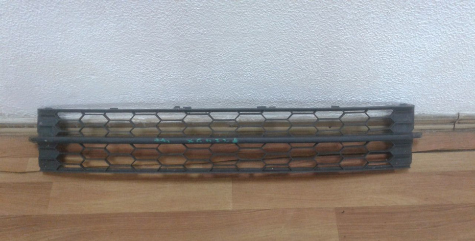 Решетка переднего бампера бу Skoda Rapid OEM 60U853677
