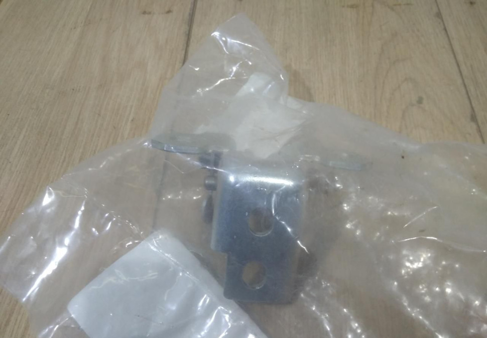 Петля двери задняя левая верхняя Renault Fluence OEM 804010018R